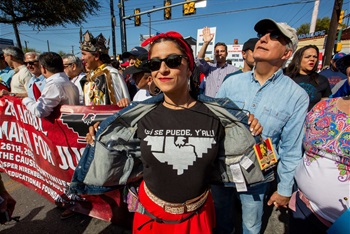 A woman with a shirt that reads si su puede yall