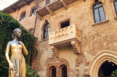 Juliet statue in front of the Juliet home balcony.
