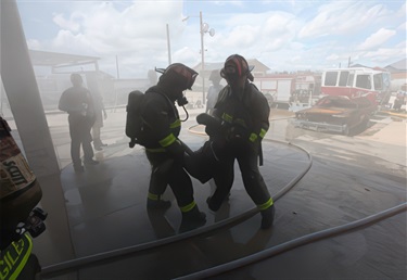 Two SAFD firefighter candidates practice a team rescue.