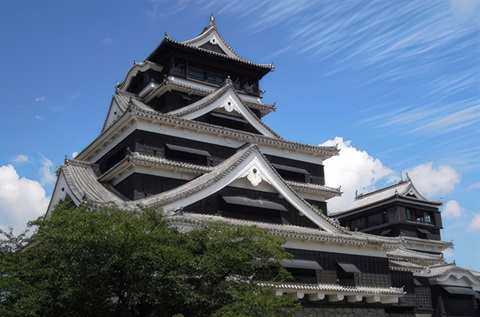 Angled daytime image of Kumamoto Castle in Kumamoto, Japan.